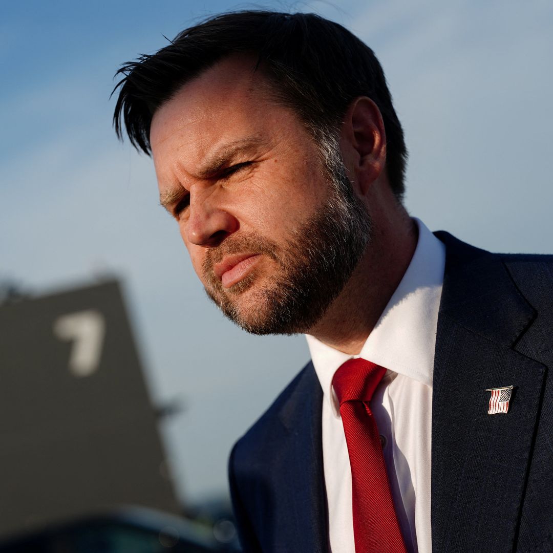 El vicepresidente de Estados Unidos, JD Vance, antes de abordar el Air Force Two. Foto: Reuters